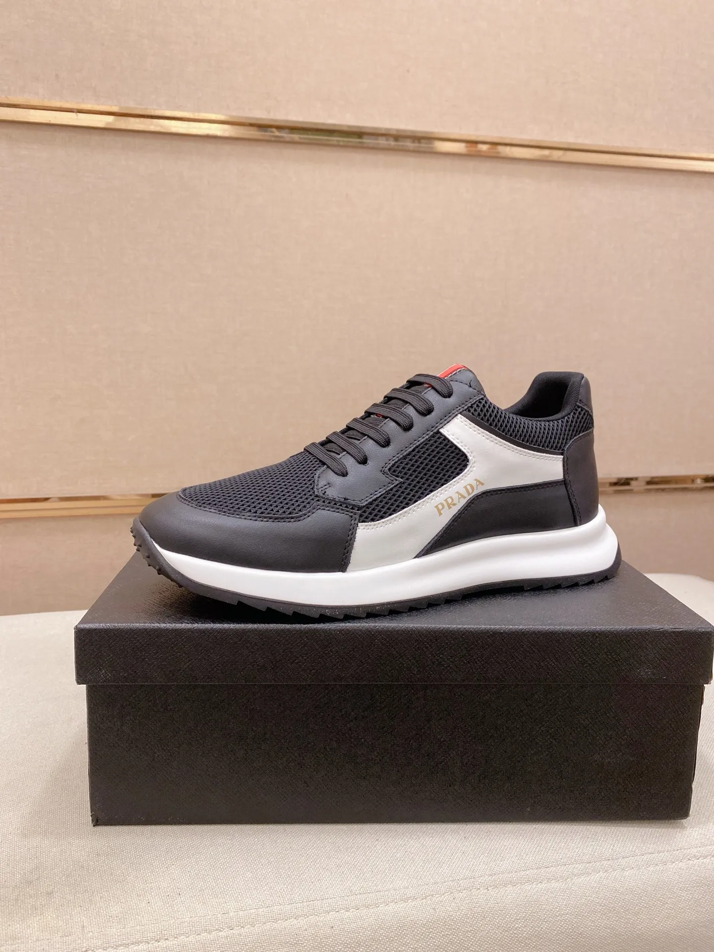 Factory price 462💰 The new PRADA (Prada) counters are launched simultaneously, new men's shoes, 😘fabrics are selected from cowhide. Lining: Mesh lining. 👍🏿 High-end ☄️ air-cushion molded anti-slip rubber outsole, exquisite lines, simple and elegant, comfortable and high-end for leisure travel. Number of yards: 38 to 44. Can be ordered for 45 non-refundable